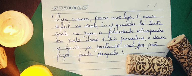 Foto da citação do livro A Garota no Trem: "Viver assim, como vivo hoje, é mais difícil no verão (...) quando há tanta gente na rua, a felicidade estampada no rosto."