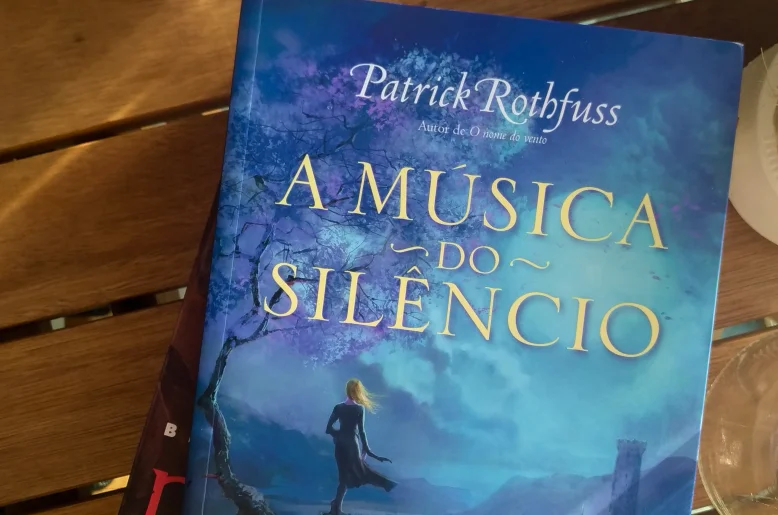 Capa do livro A Música do Silêncio, de Patrick Rothfuss