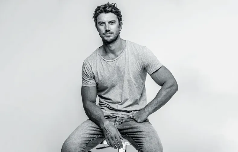 Foto do ator Adam Demos