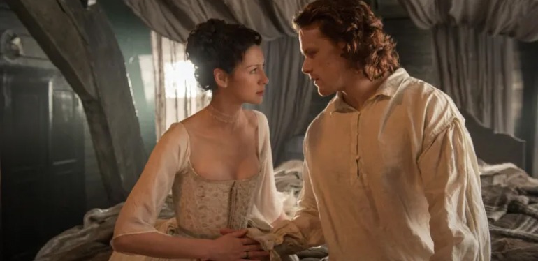 Claire e Jamie após casamento em Outlander