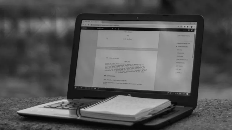 Foto de um computador com um documento aberto em preto e branco