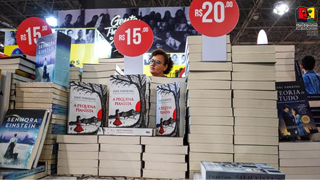 Livros com placas de R$20 e R$15