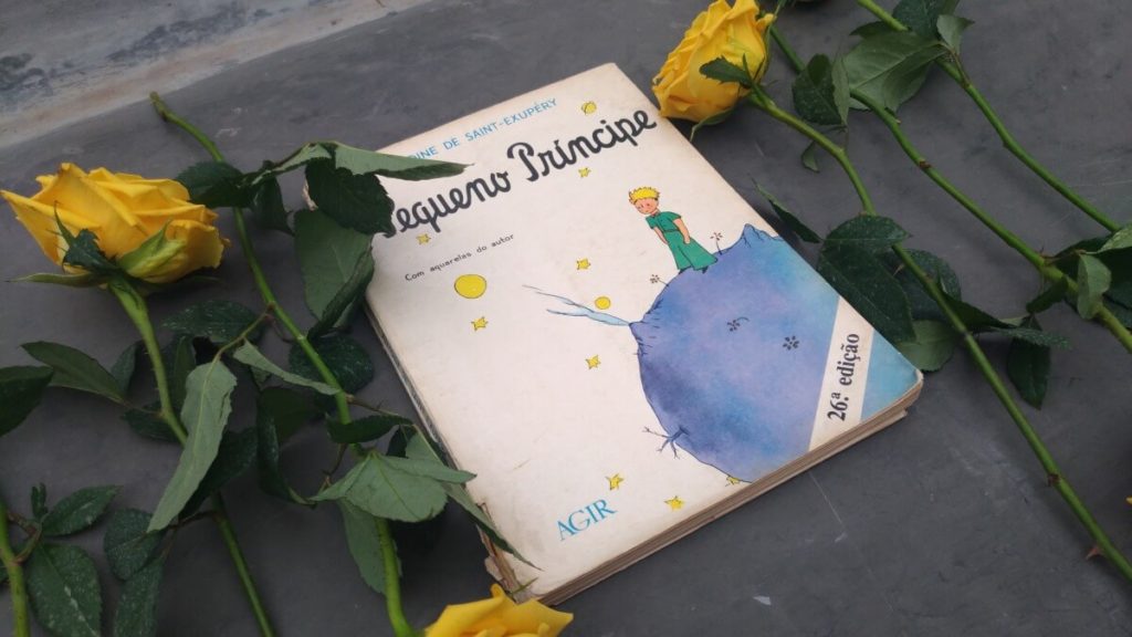 Destaque do livro Pequeno Príncipe com rosas amarelas