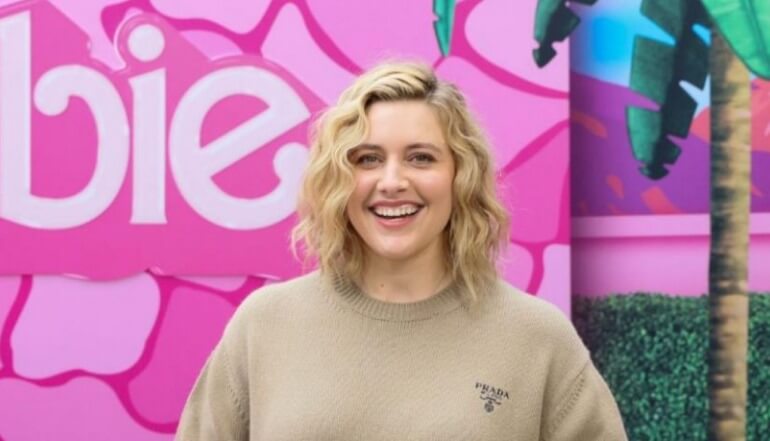 Diretora Greta Gerwig em um fundo do filme da Barbie