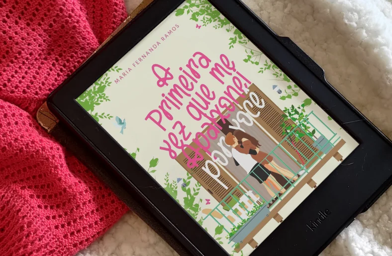 Kindle com a capa do ebook de A Primeira Vez que Me Apaixonei por Você