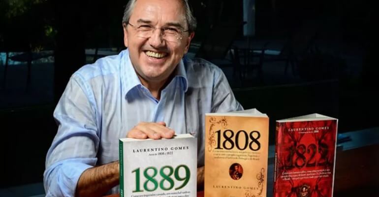 Escritor e jornalista Laurentino Gomes com seus livros 1889, 1808 e 1822