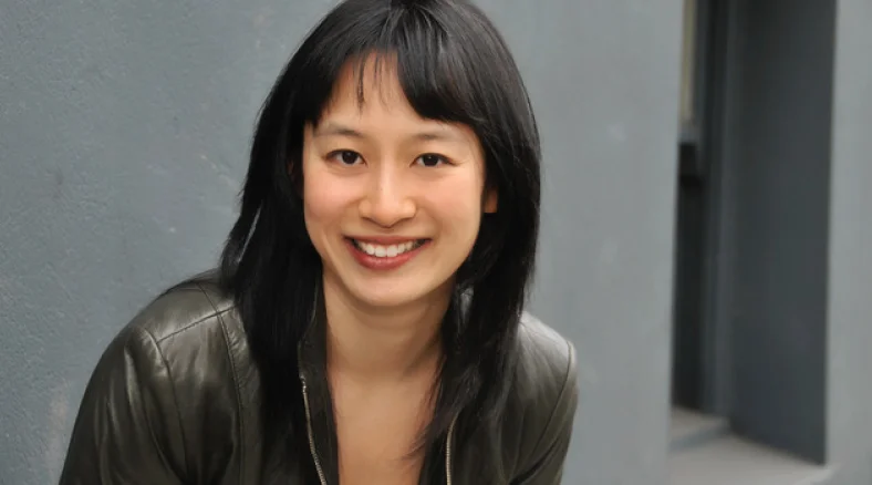 Autora Fonda Lee sorrindo
