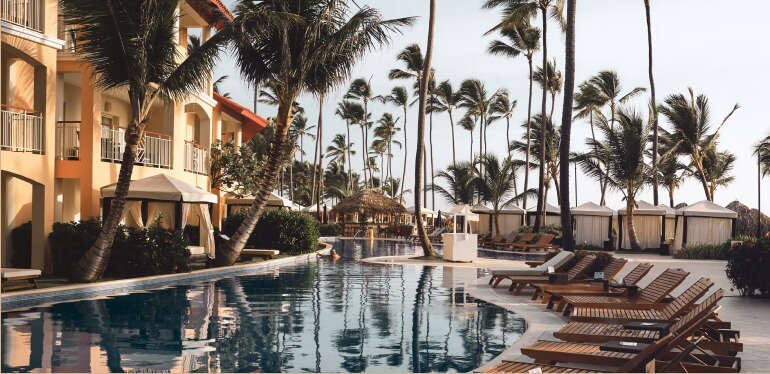 Foto de um hotel de luxo com piscina e palmeiras