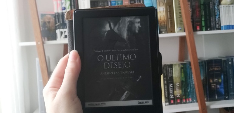 Foto de um Kindle com o livro O Último Desejo