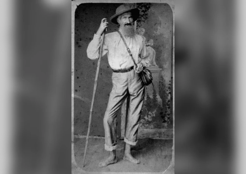 Foto antiga de Fritz Müller descalço