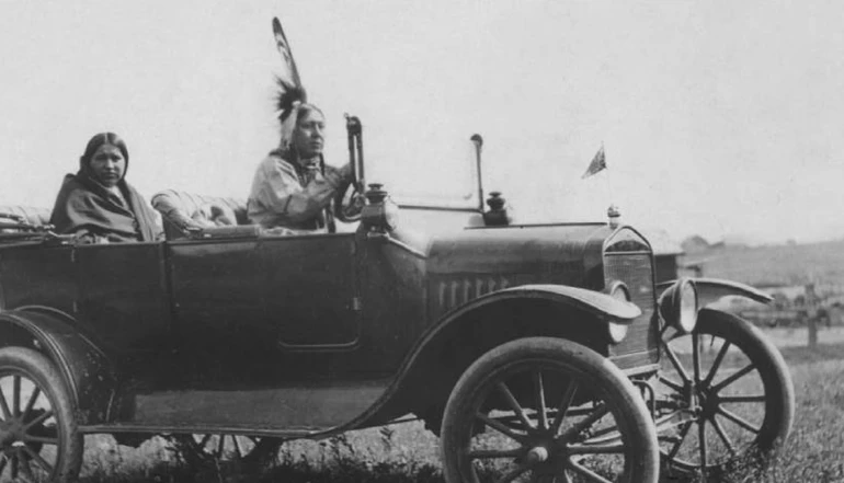 Foto antiga de um casal Osage dirigindo um carro