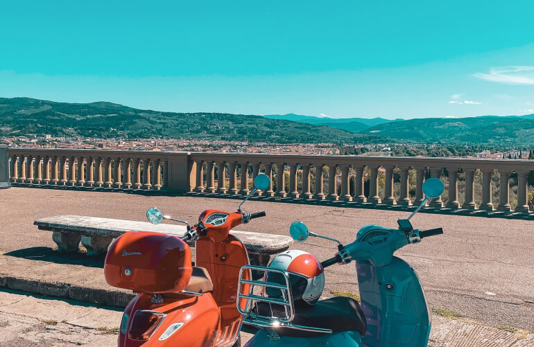 Foto de duas motos Vespa na Itália