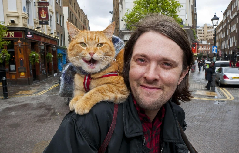 Foto de james com Bob em seu ombro