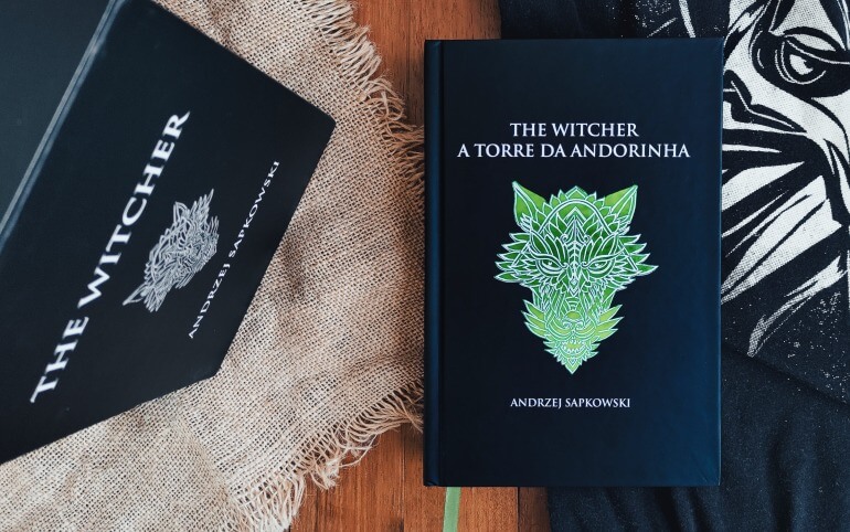 Livro edição capa dura de A Torre da Andorinha, The Witcher