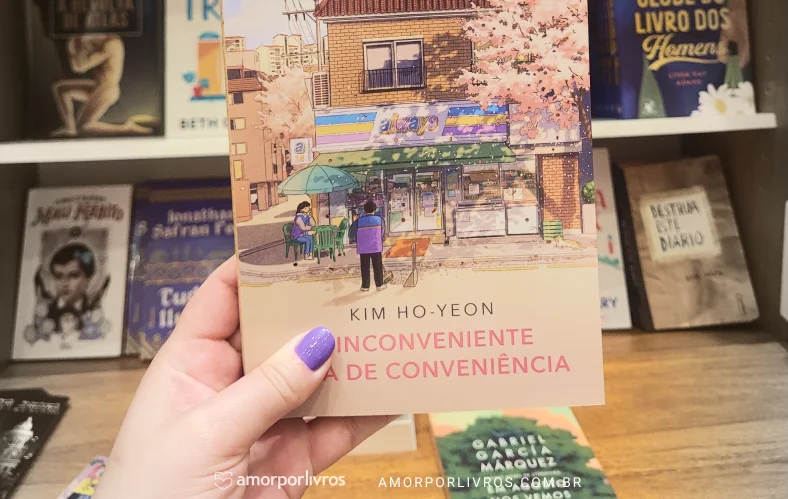 Livro físico de A inconveniente loja de conveniência