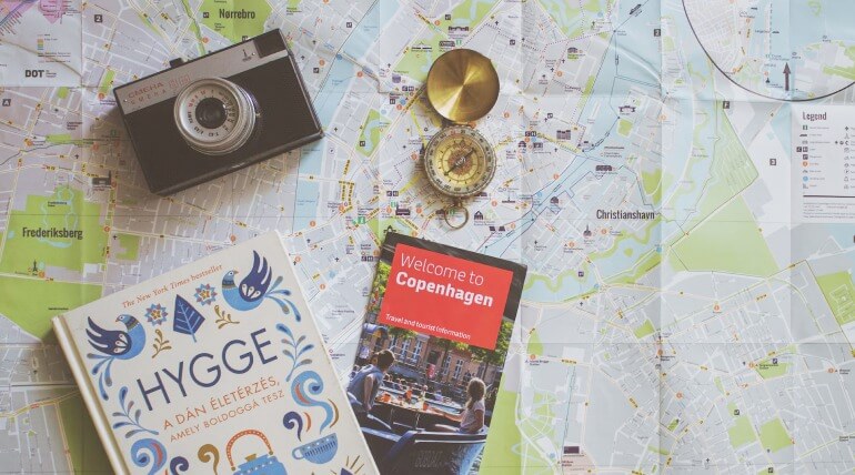 Mapa de Copenhague com um guia de turismo e o livro Hygge