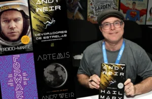 Qual a sequência de leitura dos livros de Andy Weir? Foto de Andy Weir e seus 3 livros e um conto em coletânea