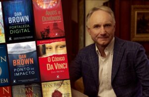 Foto de Dan Brown com seus livros