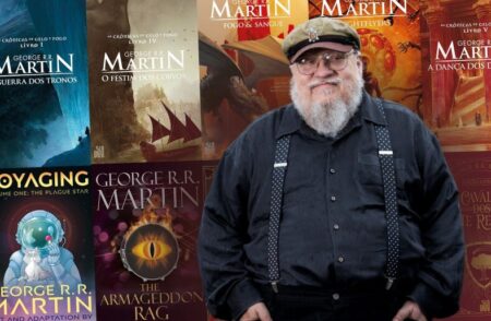 George RR Martin com alguns dos seus livros