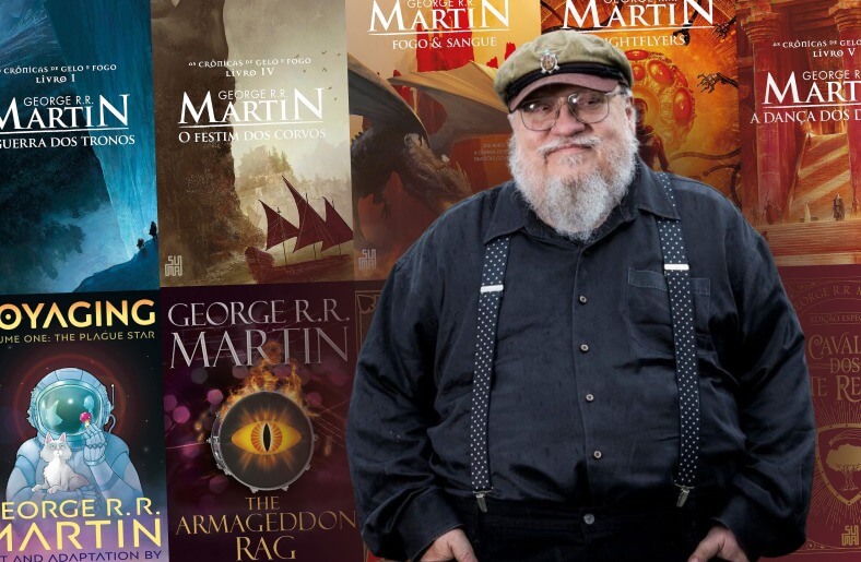 George RR Martin com alguns dos seus livros