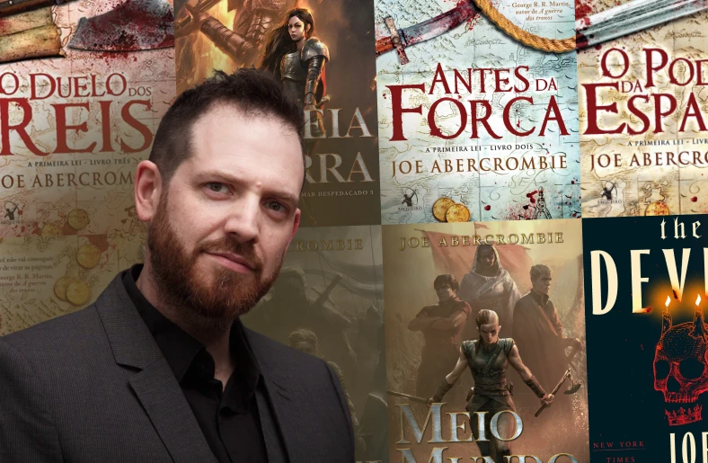 Foto de Joe Abercrombie e alguns dos seus livros