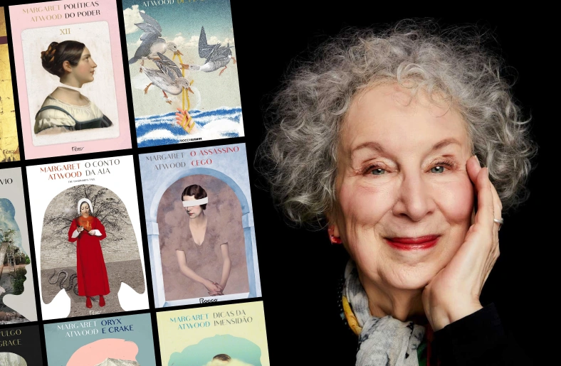 Qual a sequência dos livros de Margaret Atwood? Margaret Atwood ao lado de alguns dos seus livros