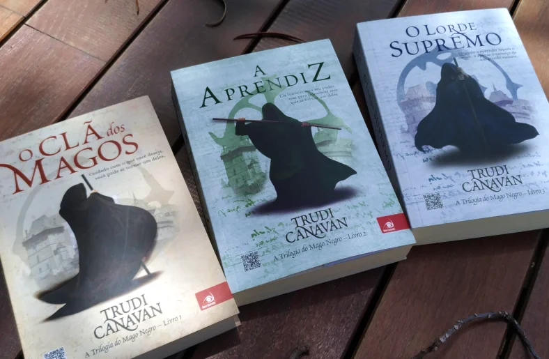 Minhas edições da trilogia do Mago Negro