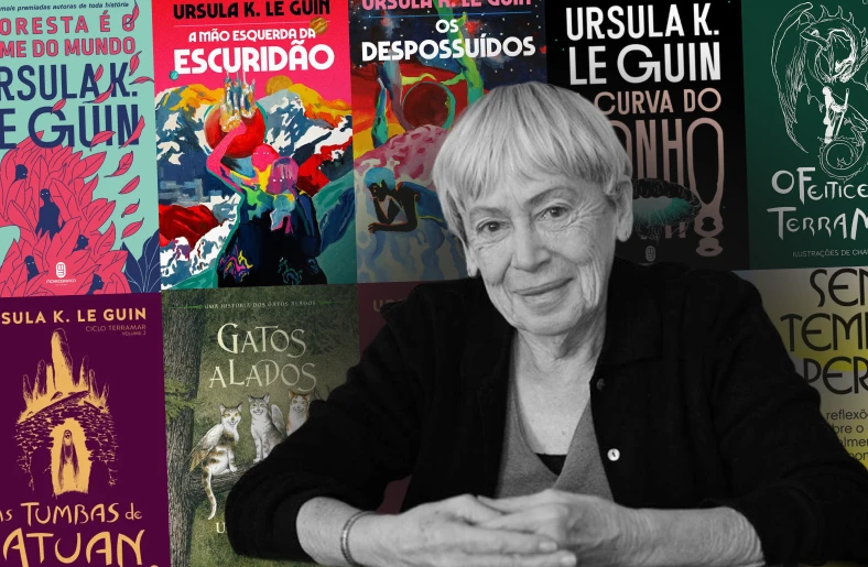 Foto de Ursula K. Le Guin em preto em branco e fundo com seus livros