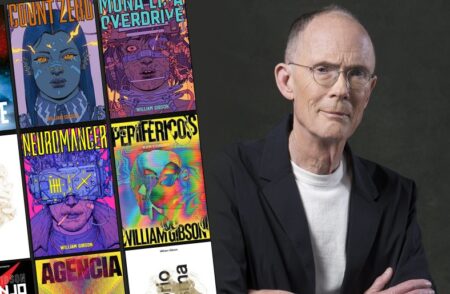 Guia de leitura: todos os livros de William Gibson Foto de William Gibson a direita e seus livros a esquerda, como Periféricos e Neuromancer