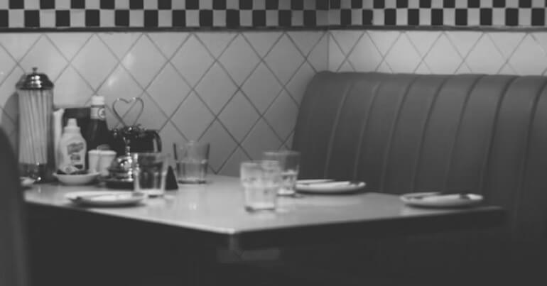 Foto de uma mesa de restaurante americano em preto e branco
