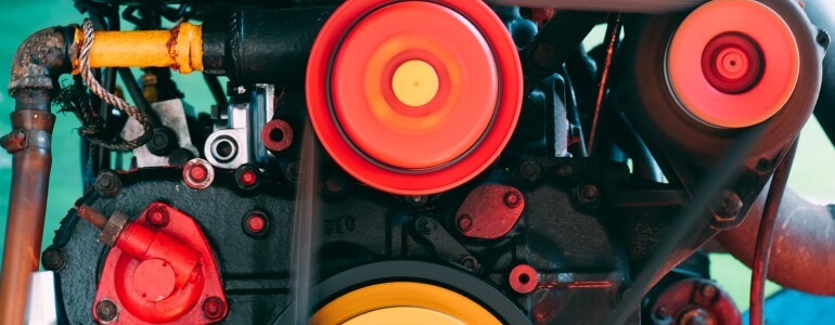 Motor com detalhes em vermelho