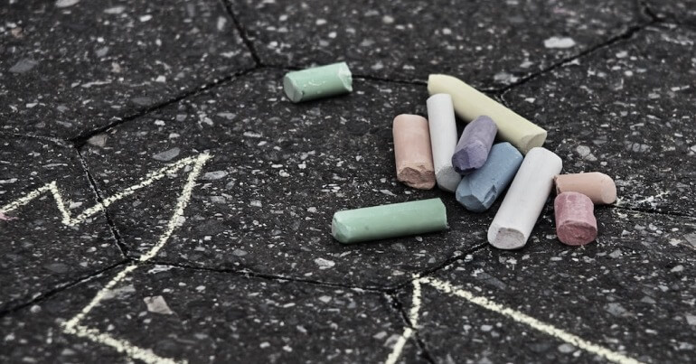 Pedaços de giz coloridos no chão