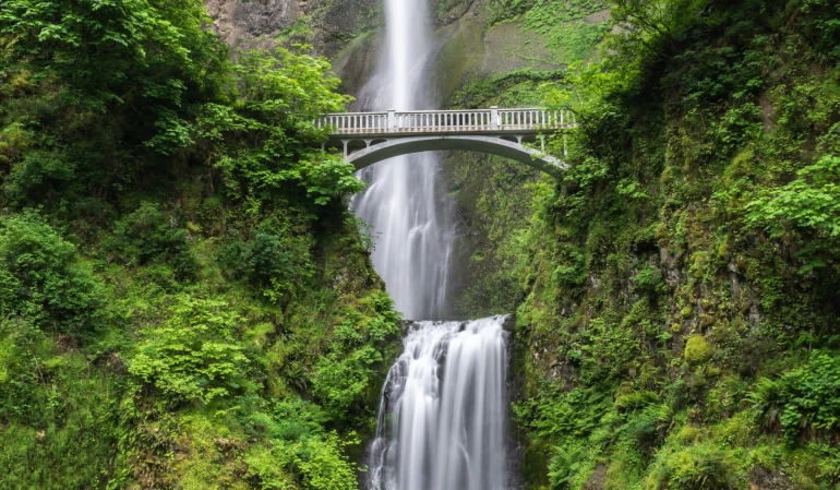 Ponte antiga sobre cachoeira