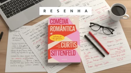 Livro Comédia Romântica em cima de papéis com escritos, ao lado de canetas, óculos, café e notebook, com os dizeres "resenha"