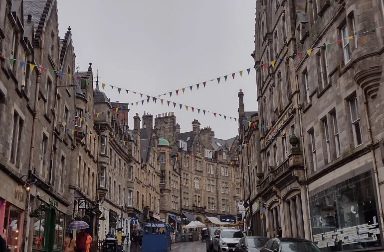 Foto dos prédios antigos de Edimburgo