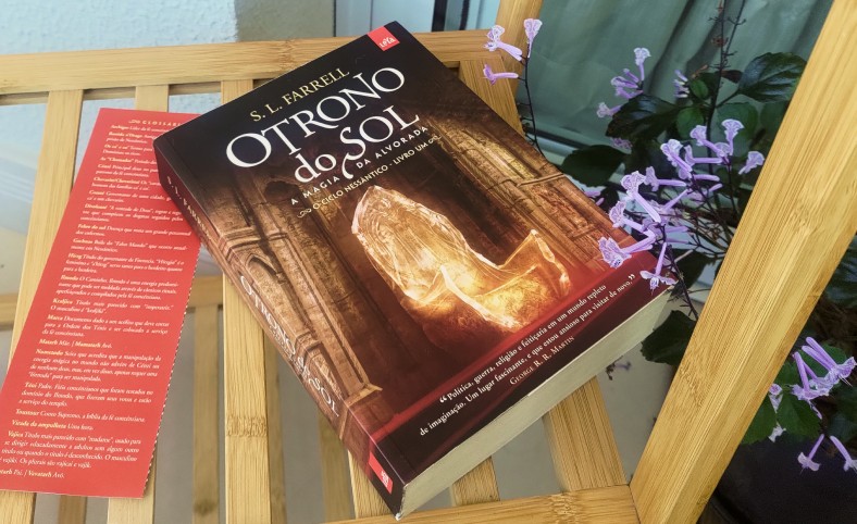 Edição física do livro O Trono do Sol